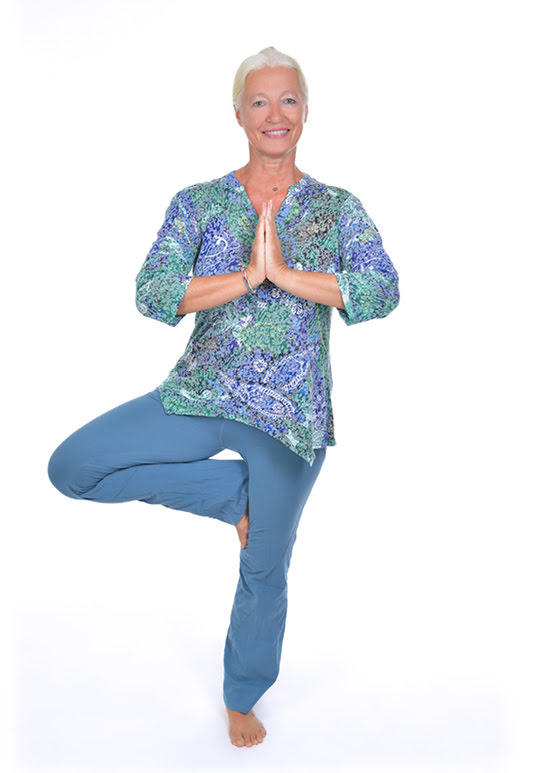 Michaela Landrichter macht eine Yoga-Figur.